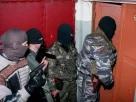 Фото: 26 квітня в Москві група співробітників підрозділу по боротьбі зі злочинністю в масках провела рейд у квартирі членів мафіозного угруповання з Дагестану