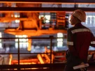 Працівник спостерігає за процесом розвантаження печі на металургійному комбінаті «Запоріжсталь» на тлі російського вторгнення в Україну, Запоріжжя, Україна, 31 липня 2026 року