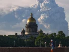 Ісааківський собор у Санкт-Пітербурзі на фоні великої пожежі після атаки українських дронів