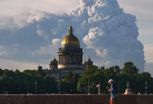 Ісааківський собор у Санкт-Пітербурзі на фоні великої пожежі після атаки українських дронів