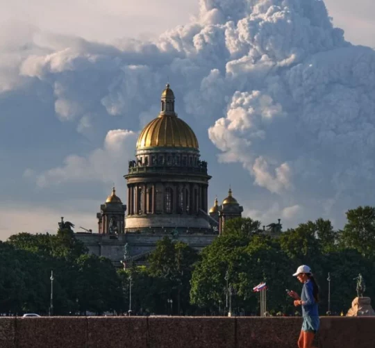 Ісааківський собор у Санкт-Пітербурзі на фоні великої пожежі після атаки українських дронів