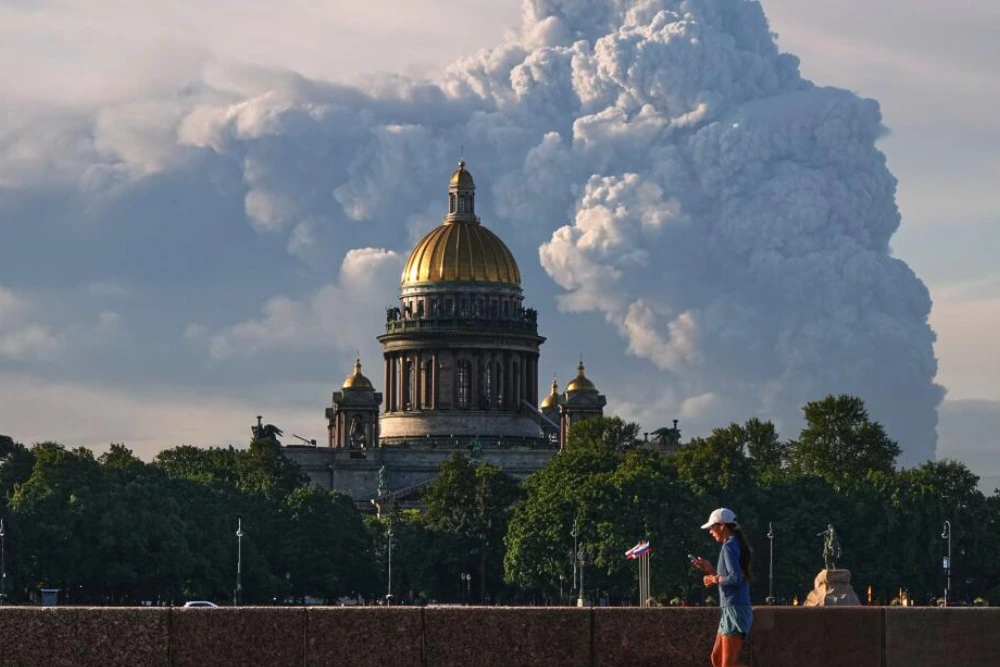 Ісааківський собор у Санкт-Пітербурзі на фоні великої пожежі після атаки українських дронів