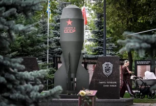 Репліка радянської ядерної бомби РДС-4 у московському парку 29 липня