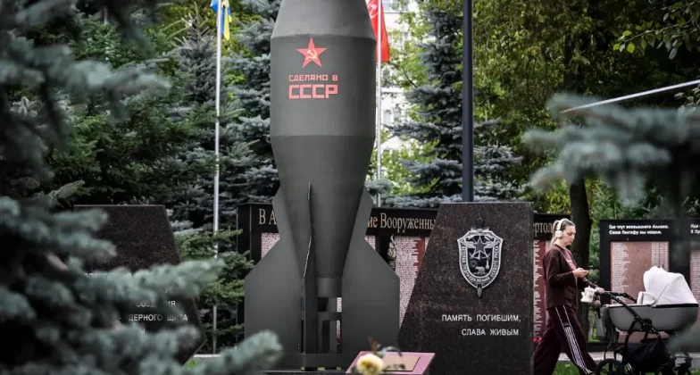 Репліка радянської ядерної бомби РДС-4 у московському парку 29 липня