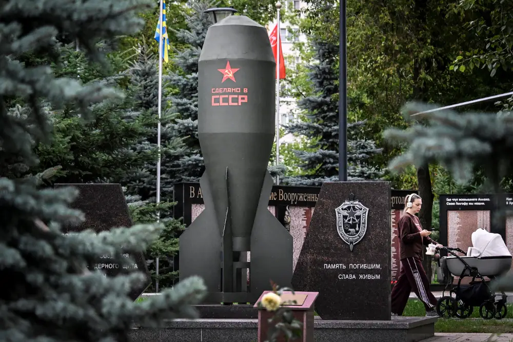 Репліка радянської ядерної бомби РДС-4 у московському парку 29 липня