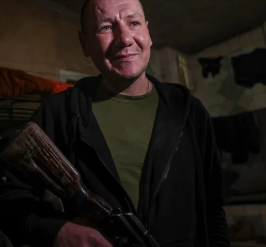 42-річний Сергій Криницький, військовослужбовець 24-ї окремої механізованої бригади Збройних сил України, який провів 346 днів на ізольованій позиції на передовій у місті Часів Яр, Донецької області