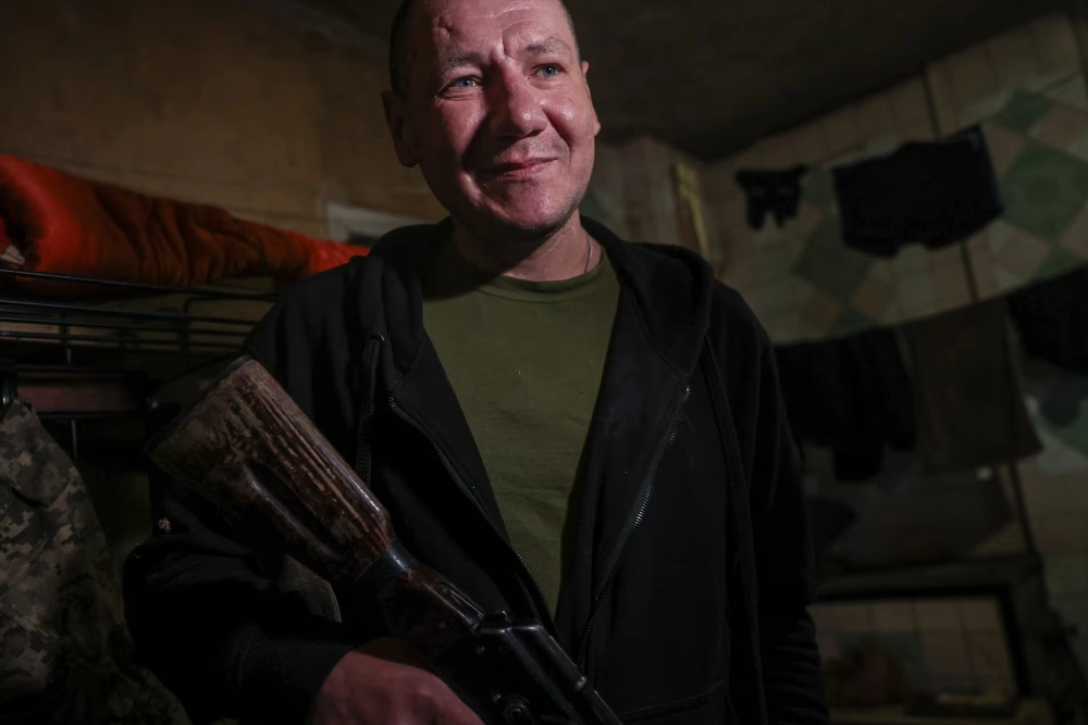 42-річний Сергій Криницький, військовослужбовець 24-ї окремої механізованої бригади Збройних сил України, який провів 346 днів на ізольованій позиції на передовій у місті Часів Яр, Донецької області