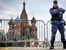 червона площа огорожа з поліцейським