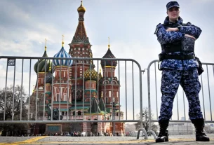 червона площа огорожа з поліцейським