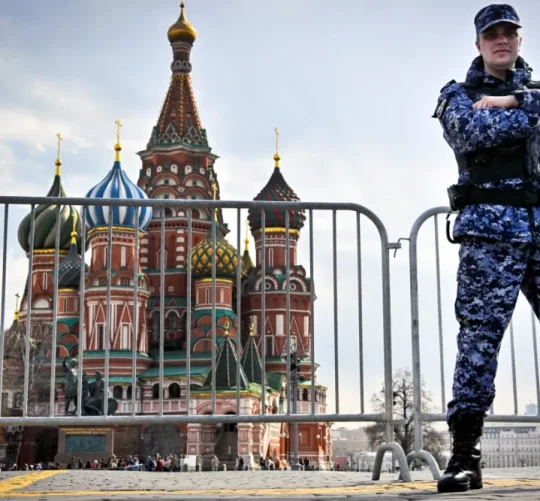 червона площа огорожа з поліцейським