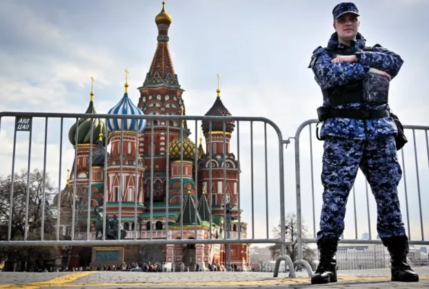 червона площа огорожа з поліцейським