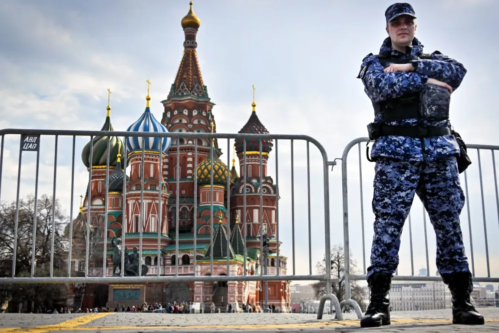 червона площа огорожа з поліцейським