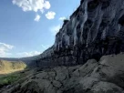 Людина прогулюється біля кратера Батагайка, що утворився внаслідок танення вічної мерзлоти, у Республіці Саха (Росія) у липні 2023 року