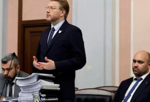 Лідер російської ліберальної партії «Яблоко» Микола Рибаков бере участь у засіданні Верховного суду Росії в Москві 17 серпня