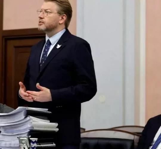 Лідер російської ліберальної партії «Яблоко» Микола Рибаков бере участь у засіданні Верховного суду Росії в Москві 17 серпня