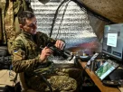 український військовий налаштовує електроні пристрої для ведення радіолокаційної боротьби