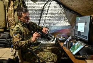 український військовий налаштовує електроні пристрої для ведення радіолокаційної боротьби