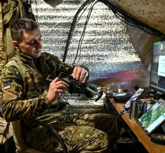 український військовий налаштовує електроні пристрої для ведення радіолокаційної боротьби