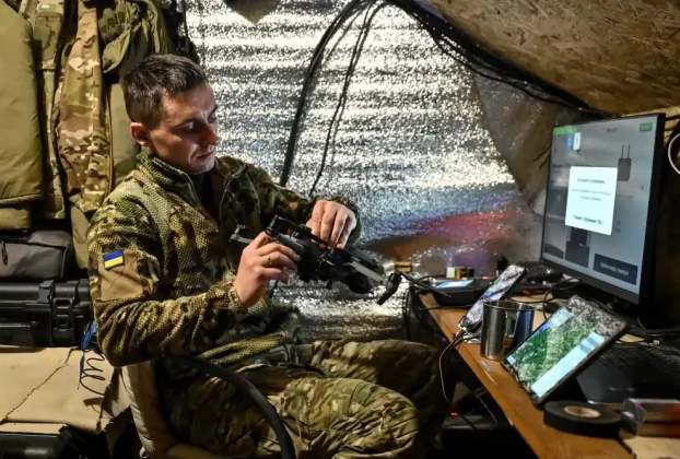 український військовий налаштовує електроні пристрої для ведення радіолокаційної боротьби