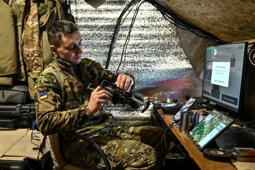 український військовий налаштовує електроні пристрої для ведення радіолокаційної боротьби