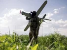 У травні військовослужбовець полку безпілотних систем «Лава» тримає ударний безпілотник «Булава» в Харківській області України