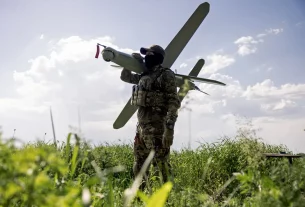 У травні військовослужбовець полку безпілотних систем «Лава» тримає ударний безпілотник «Булава» в Харківській області України