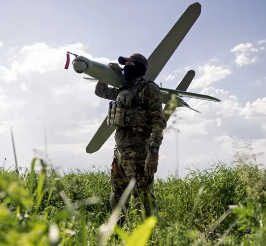 У травні військовослужбовець полку безпілотних систем «Лава» тримає ударний безпілотник «Булава» в Харківській області України