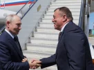 Минулого четверга президент Росії Володимир Путін потиснув руку губернатору Сахалінської області Валерію Лімаренку (праворуч) в аеропорту на острові Ітуруп, найбільшому з Курильських островів