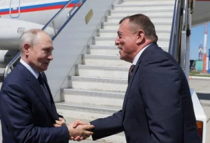 Минулого четверга президент Росії Володимир Путін потиснув руку губернатору Сахалінської області Валерію Лімаренку (праворуч) в аеропорту на острові Ітуруп, найбільшому з Курильських островів