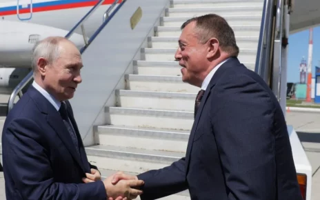 Минулого четверга президент Росії Володимир Путін потиснув руку губернатору Сахалінської області Валерію Лімаренку (праворуч) в аеропорту на острові Ітуруп, найбільшому з Курильських островів