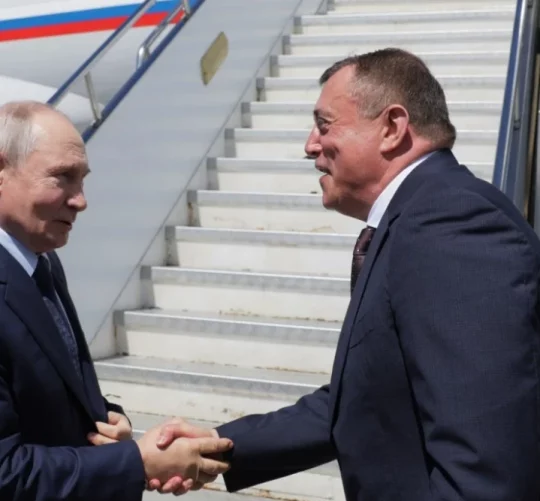 Минулого четверга президент Росії Володимир Путін потиснув руку губернатору Сахалінської області Валерію Лімаренку (праворуч) в аеропорту на острові Ітуруп, найбільшому з Курильських островів