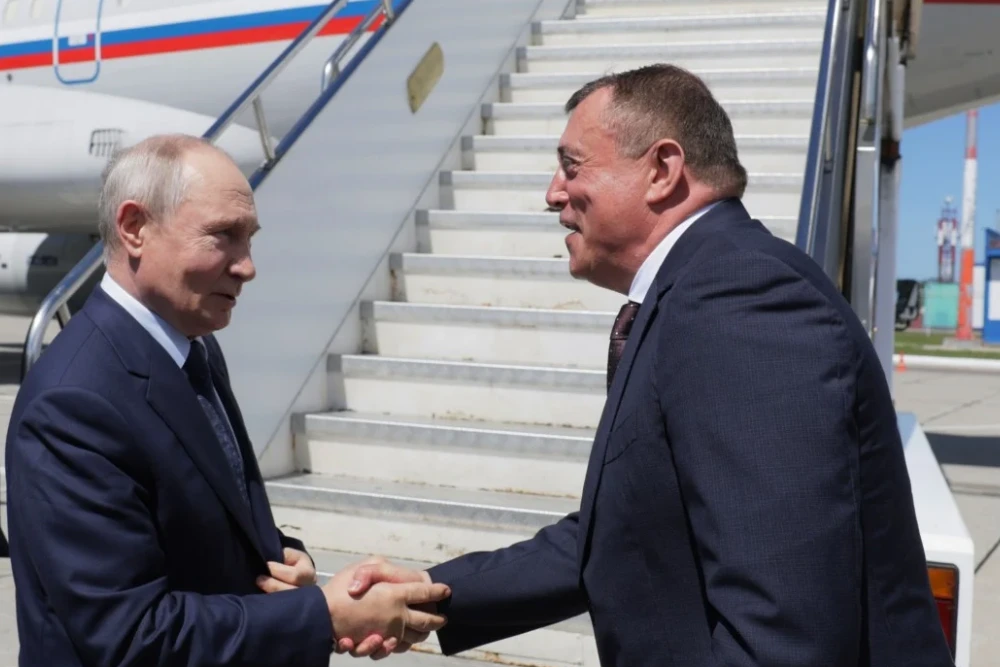 Минулого четверга президент Росії Володимир Путін потиснув руку губернатору Сахалінської області Валерію Лімаренку (праворуч) в аеропорту на острові Ітуруп, найбільшому з Курильських островів
