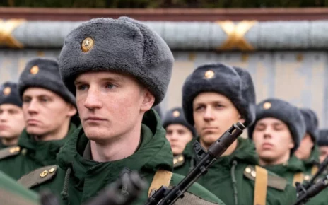 23 лютого 2023 року російські призовники беруть участь у параді в Сочі, Росія