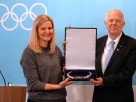 На фото — голова МОК Кірсті Ковентрі та представник IBU Олле Далін