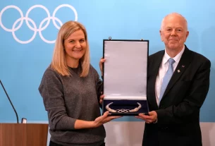 На фото — голова МОК Кірсті Ковентрі та представник IBU Олле Далін