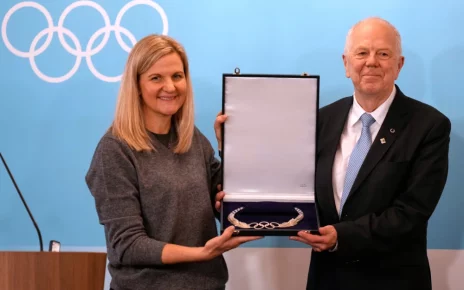 На фото — голова МОК Кірсті Ковентрі та представник IBU Олле Далін