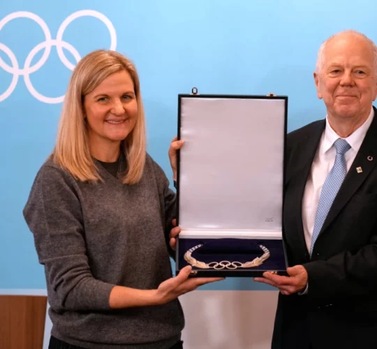 На фото — голова МОК Кірсті Ковентрі та представник IBU Олле Далін