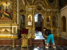 храм на честь Успіння Божої Матері під час прибирання приміщення