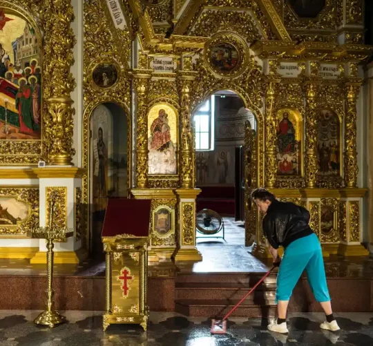 храм на честь Успіння Божої Матері під час прибирання приміщення