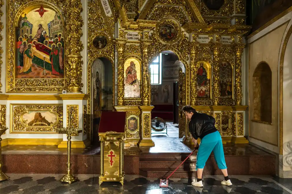храм на честь Успіння Божої Матері під час прибирання приміщення