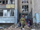 Зруйнуваний частково будинок вісля обстрілу Росією балістичними ракетами міста Київ