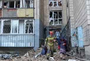 Зруйнуваний частково будинок вісля обстрілу Росією балістичними ракетами міста Київ