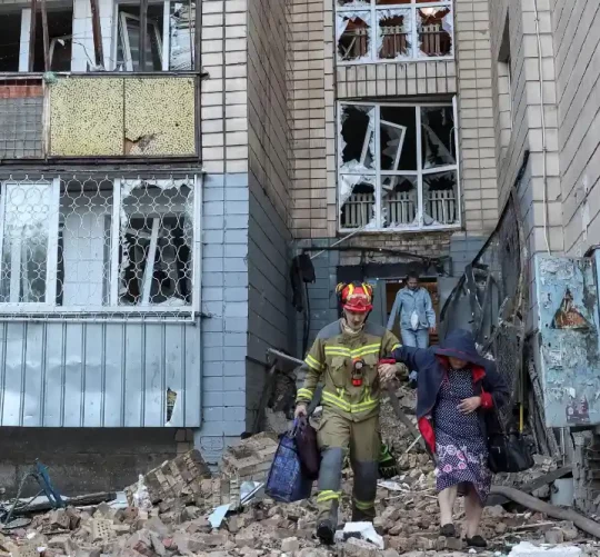 Зруйнуваний частково будинок вісля обстрілу Росією балістичними ракетами міста Київ