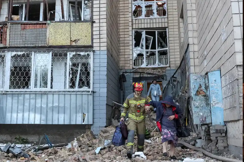 Зруйнуваний частково будинок вісля обстрілу Росією балістичними ракетами міста Київ