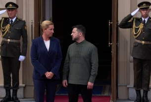 Прем’єр-міністр Данії Метте Фредеріксен (ліворуч) вітається з президентом Володимиром Зеленським під час саміту України та країн Північної Європи та Балтії в Києві, неділя, 23 серпня 2026 року