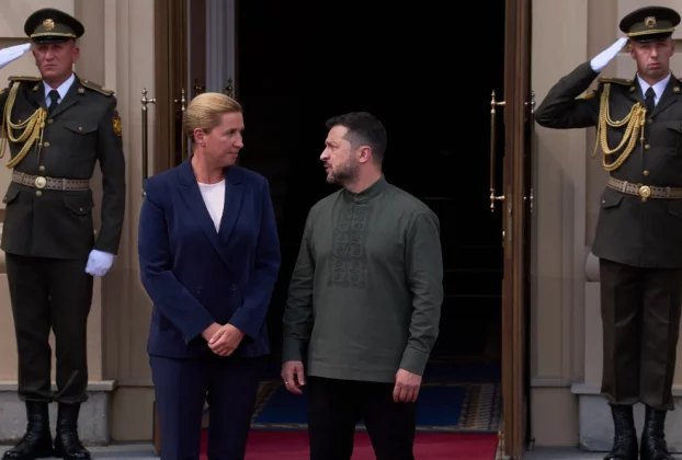 Прем’єр-міністр Данії Метте Фредеріксен (ліворуч) вітається з президентом Володимиром Зеленським під час саміту України та країн Північної Європи та Балтії в Києві, неділя, 23 серпня 2026 року