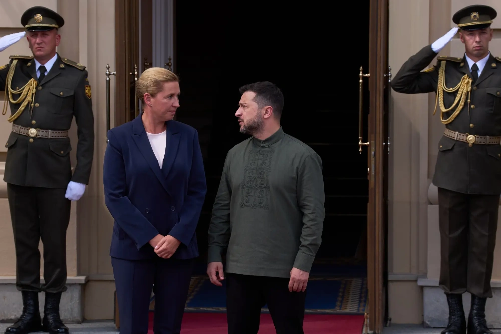 Прем’єр-міністр Данії Метте Фредеріксен (ліворуч) вітається з президентом Володимиром Зеленським під час саміту України та країн Північної Європи та Балтії в Києві, неділя, 23 серпня 2026 року