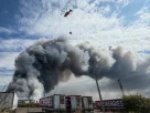 16 серпня 2026 року вертоліт готується скинути воду на пожежу на території комплексу російської компанії електронної комерції «Wildberries» поблизу Подольська, що неподалік від Москви
