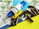 ілюстрація з грошами та гільзами від набоїв
