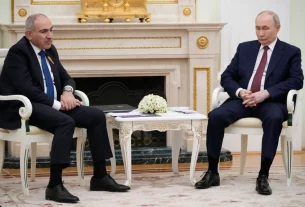 Президент Росії Володимир Путін (праворуч) та прем’єр-міністр Вірменії Нікол Пашинян зустрілися в Кремлі в Москві 1 квітня